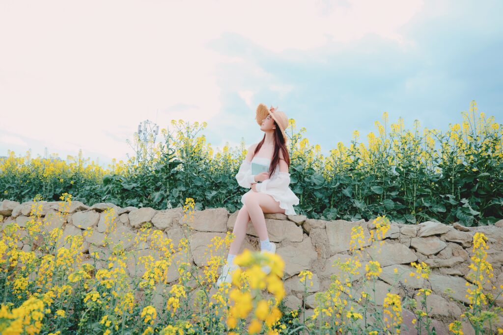 Gái xinh ở cánh đồng hoa cải
